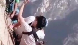 网友爆料游人扔石头视频,文明旅游何去何从？